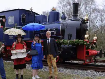 Die Dampflok &bdquo;Borkum&ldquo; bei der Sonderfahrt, mit dabei waren Akkordeonspieler Albertus Akkermann, Lilly Lorch und Eske Bakker sowie der Gesch&auml;ftsf&uuml;hrer der Borkumer Kleinbahn ,Dr. Bernhard Brons. Auf der Lok sa&szlig;en Michael Watermann und Markus Grass.