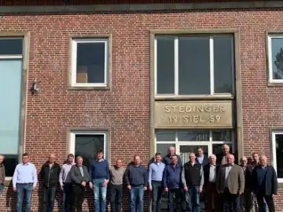 Dem Entw&auml;sserungsverband geh&ouml;ren (von links) Cord W&uuml;bbenhorst, R&uuml;diger Wilken, Verbandstechniker J&uuml;rgen Busch, Helge Schmidt, Carsten Wiechmann, Volker Steenken, Werner Blankemeyer, Fred &Ouml;tken, Hendrik Ripken, Hanno Grape, Christian Rowehl, Frank Otte, Henning Woltjen, Hartmut Schr&ouml;der, Joachim Strodthotte, Bernd D&ouml;hle, Helmut Steenken, Thomas M&uuml;ller und  Gerd M&uuml;ller an.