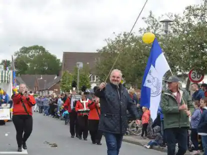 Alexander Hirschfeld (links) und Herbert Schimmack f&uuml;hren den Festzug im Jahr 2018 an.