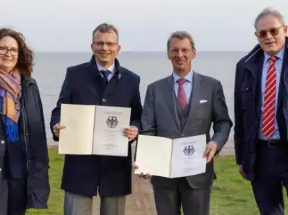 Bei der &Uuml;bergabe des F&ouml;rderbescheids (von links): Hilde Kammerer (BMVI), Holger Banik (Niedersachsen Ports), Andreas Bullwinkel (Gesch&auml;ftsf&uuml;hrer JadeWeserPort-Marketing) und Dr. Norbert Salomon (BMVI).