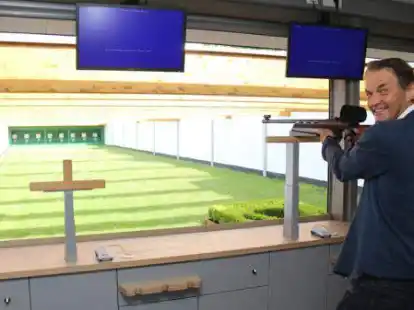 Das Bundessch&uuml;tzenfest des Ganderkeseer Sch&uuml;tzenbundes findet auf der Anlage des SV B&uuml;rstel-Immer statt. Auf dem Archivbild zielt der Vorsitzender des SV B&uuml;rstel-Immer Carsten Wichmann auf eine Scheibe.