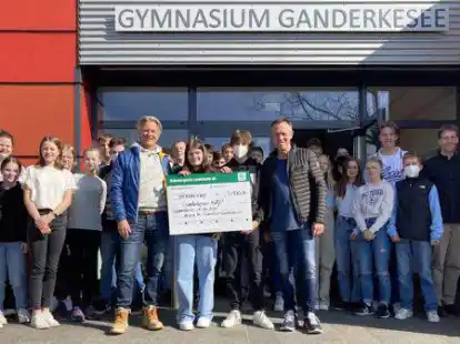 Freuen sich &uuml;ber das gesammelte Geld: Andreas Lange, (&bdquo;Ganderkesee hilft&ldquo;, vorne von links) mit den Klassensprechern der 8c, Lena Henghuber und Mick Tacke, und Klaus Heinrich (&bdquo;Ganderkesee hilft&ldquo;).