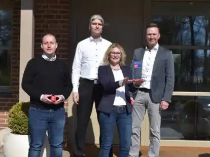 Versammelten sich zu einem Sieger-Foto (v.li.): Nils Keup, J&ouml;rn St&ouml;rk, Nina Wei&szlig;flog und Wilhelm Hoffrogge.