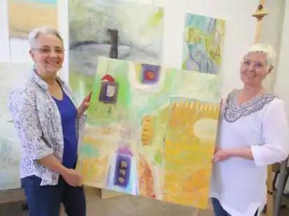 Bettina Ebert (links) und Meike Dismer wollen mit Texten und Bildern dem Thema Trauer zu mehr &Ouml;ffentlichkeit verhelfen.