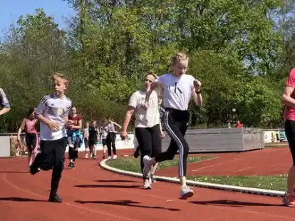 Gemeinsam f&uuml;r den guten Zweck: Viele Kilometer bezwingen die Sch&uuml;ler und Lehrer.