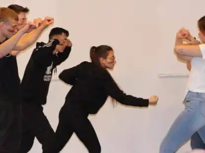 Bewegend: Eine nachgestellte Kampfszene. Anastasia (Mitte), die selbst aus der Ukraine floh, spielt ebenfalls mit.