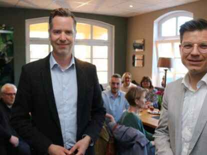 Christian D&uuml;rr (links) begr&uuml;&szlig;te Bj&ouml;rn F&ouml;rsterling in der Gildestube. Der bildungspolitische Sprecher der FDP-Landtagsfraktion diskutierte in Wildeshausen mit G&auml;sten &uuml;ber den kommenden Ganztagsbetrieb in den Grundschulen.