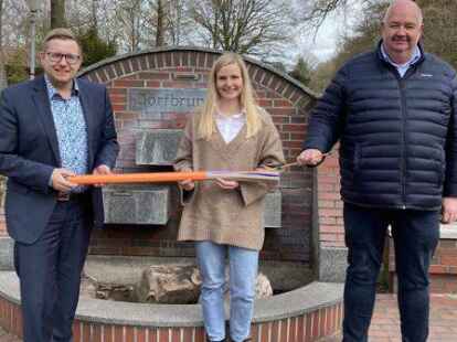 Die Gemeinde Bar&szlig;el unterst&uuml;tzt den Glasfaser-Ausbau der Firma Epcan in Harkebr&uuml;gge (von links): B&uuml;rgermeister Nils Anhuth, Silvana Terdues (Epcan), Andreas Freesemann (Bauamt Gemeinde Bar&szlig;el)