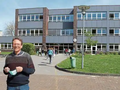 Andreas Michalke, Rektor der Oberschule Varel, auf seinem Schulhof.