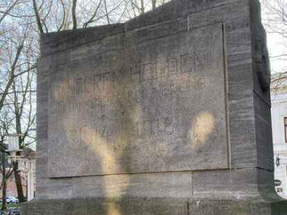 Anlass f&uuml;r die Begutachtung aller Kriegsdenkm&auml;ler im Stadtgebiet: auf dem Denkmal am Hohen Wall in Aurich wird der &bdquo;Helden&ldquo; gedacht.