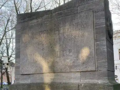 Anlass f&uuml;r die Begutachtung aller Kriegsdenkm&auml;ler im Stadtgebiet: auf dem Denkmal am Hohen Wall in Aurich wird der &bdquo;Helden&ldquo; gedacht.