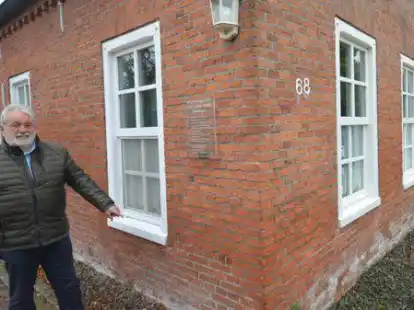 Holm Eggers vom Vorstand des Tr&auml;gervereins vor der alten Schule, die komplett mit Muschelkalk eingefugt werden muss.