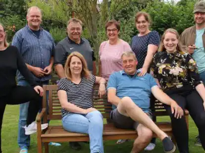 Freuen sich auf ihren Auftritt in der Neerstedter B&uuml;hne: &bdquo;De Spaassmaker&ldquo; aus Gro&szlig;enkneten.