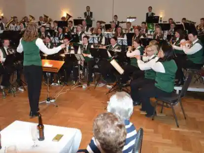Beim Konzert des Musikvereins Bunnen im Gasthaus L&uuml;bken spielten die mehr als 50 Mitglieder gro&szlig; auf.