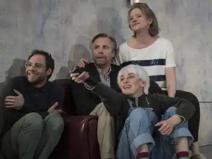 Zwischen politischer Farce, anarchischer Kom&ouml;die und Science-Fiction: Die charmante Familienkom&ouml;die &bdquo;Hase Hase&ldquo; stellt die Frage nach der Bedeutung von Gemeinschaft und Solidarit&auml;t