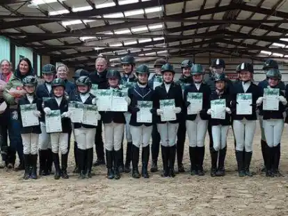 Einen Reitabzeichenlehrgang haben 19 Reiterinnen beim Reiterverein St. Hubertus Garrel erfolgreich absolviert.