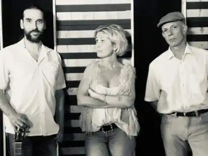 Simone Frerichs (Mitte) mit ihren Bandkollegen Frederic Drobnjak (links) und Rafael Jung (rechts).