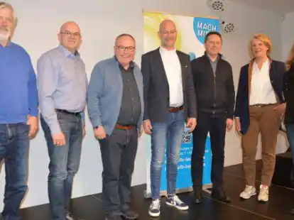 Der wiedergew&auml;hlte Vorstand des sozialen Vereins &bdquo;B&uuml;rger f&uuml;r B&uuml;rger Lastrup&ldquo; mit Beisitzer Ottmar Wolke (von links), Kassenwart Franz-Josef Immeyerhoff, dem Vorsitzenden Rudi Brinkmann, Beisitzer Robert Luttikhuis, dem 2. Vorsitzenden August Lanfermann, Beisitzerin Marlies Thoben-Jans und Schriftf&uuml;hrerin Christine Wienken