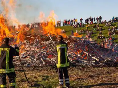 Das Osterfeuer am Burhaver Deich lockte auch zahlreiche Touristen an.