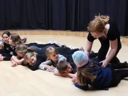 Die Feuerwehrchefin Mira steigt symbolisch &uuml;ber die ausgerollte Leiter, um ein ins Eis eingebrochene Kind zu retten.