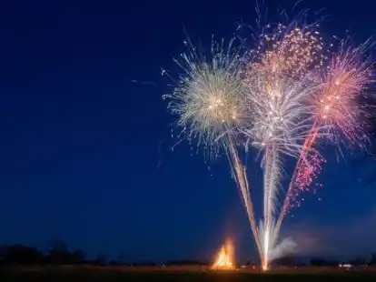 Neben den Flammen des Osterfeuers erhellte in Golzwarden auch ein spektakul&auml;res Feuerwerk den Nachthimmel.
