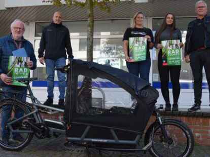 Pr&auml;sentieren beim verkaufsoffenen Sonntag am 24. April die &bdquo;Radtrends 2022&ldquo; (von links): CM-Gesch&auml;ftsf&uuml;hrer Hubert Kulgemeyer, Sebastian Brake (E-motion), Susann Gollenstede, Diana Haak (beide GZM Belling) und Berthold L&uuml;ers (Bertis Bike-Center).