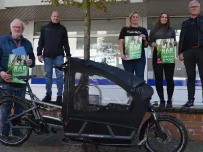 Pr&auml;sentieren beim verkaufsoffenen Sonntag am 24. April die &bdquo;Radtrends 2022&ldquo; (von links): CM-Gesch&auml;ftsf&uuml;hrer Hubert Kulgemeyer, Sebastian Brake (E-motion), Susann Gollenstede, Diana Haak (beide GZM Belling) und Berthold L&uuml;ers (Bertis Bike-Center).