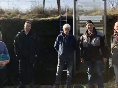 Im Einsatz an der Bodenstation Moor (v.l.): Ute Aderholz, Nico Appelt, Heinrich Jan&szlig;en, Rudolf L&uuml;ers und Ulrich Kapteina