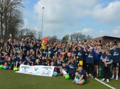 72 M&auml;dchen und Jungen und fast 20 Betreuer waren beim Sportcamp in der Sportschule Lastrup dabei.