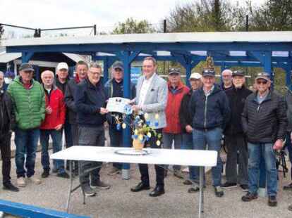 Der Vereinsvorsitzende Rolf Streekmann (vorne) &uuml;berreichte den symbolischen Scheck an B&uuml;rgermeister Michael R&ouml;sner.