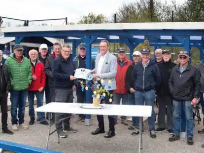 Der Vereinsvorsitzende Rolf Streekmann (vorne) &uuml;berreichte den symbolischen Scheck an B&uuml;rgermeister Michael R&ouml;sner.