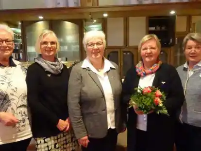 Der aktuelle Vorstand der Landfrauen Tweelb&auml;ke (v. l.): stellvertretende Vorsitzende Roswitha Meyer, Schriftf&uuml;hrerin Sabine Barkemeyer, 1. Vorsitzende Marlies Holters, Gast und Vizepr&auml;sidentin des Landesverbandes Weser-Ems Maren Meyer sowie Kassenwartin der Tweelb&auml;ker Landfrauen Gerda Johanning.