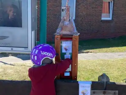 Eine kleine &bdquo;Kundin&ldquo; am Westturm-Automaten f&uuml;r Bienenweide-Saat.