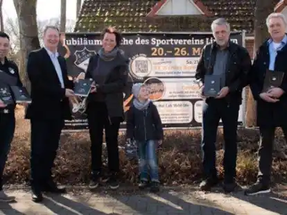 Blicken gespannt der Sportwoche entgegen (von links): 1. Vorsitzender Thomas Gerdes, Wilhelm Kollmer-Heidkamp, Birgit und Mads Thobe, Heinz Gerdes und Werner Kr&ouml;ger vom Chronikausschuss.