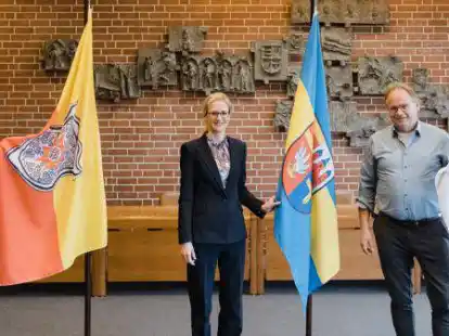 B&uuml;rgermeisterin Dr. Henrike Voet (Mitte) mit den Partnerschaftsbeauftragten f&uuml;r Rixheim, Norbert Hinzke (links), und Miedzylesie, Christian Meyer (rechts).