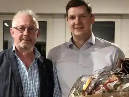 Vorsitzender Frank Holubek (links) bedankte sich bei Ansgar Freke f&uuml;r das jahrelange Engagement im Vorstand des Tennisvereins.