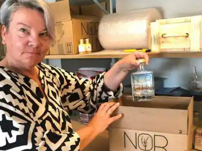 Flaschen und Kartons sind aktuell rar: Auch Birthe Vowinkel und ihr Mann Dirk sind mit ihrem Norgin von den Auswirkungen des Krieges betroffen.