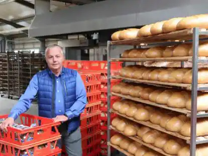 B&auml;ckermeister Franz Burrichter in seiner Backstube, wo gerade 400 Misch- und 200 Vollkornbrote f&uuml;r einen Hilfstransport in die Ukraine verpackt werden.