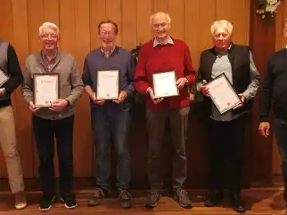 Die geehrten Mitglieder (von links): J&uuml;rgen Minnemann, Rolf Langer, G&uuml;nter Oltmanns, Dieter Buschmann und J&ouml;rg Weden. Daneben der zweite Vorsitzende Axel Ro&szlig;kamp.