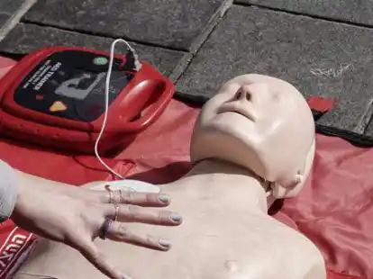 Sanit&auml;ter demonstrieren die Herz-Lungen-Wiederbelebung und die Verwendung von Defibrillatoren und deren Bedeutung f&uuml;r die Rettung von Menschenleben.