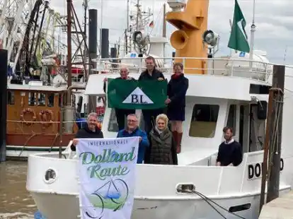 Saisonstart am 1. Mai f&uuml;r die MS &bdquo;Dollard&ldquo;. Darauf freuen sich (v.l.): Ulrich Schmunkamp, Erich vom Hagen, Kurt Radtke, Sebastian Galts, Christiane Dorenbos von der Gemeinde Jemgum, Astrid Spies von der Rederei Baltrum-Linie und Kapit&auml;n Ralf Hanneken.