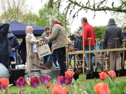 Beliebter Gartenflohmarkt: Schn&auml;ppchenj&auml;ger und Sammlerherzen kommen hier auf ihre Kosten.