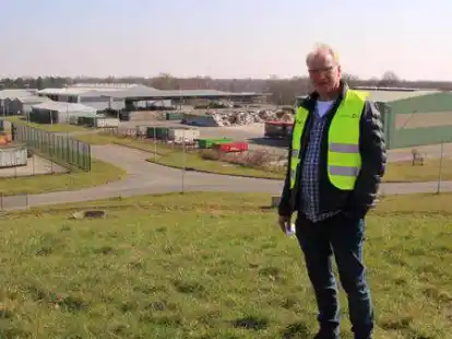 G&uuml;nter Roeden ist f&uuml;r die &Ouml;ffentlichkeitsarbeit beim Abfallwirtschaftsbetrieb des Landkreises Leer zust&auml;ndig. Hier steht er vor der mechanischen Abfall-Vorbehandlungsanlage.