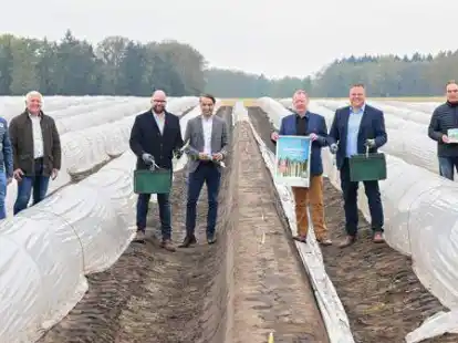 Bei der Spargelernte (von links): Birgit Beuse (Verbund), Rainer Haberland (Vorsitzender DeHoGa-Kreisverband Cloppenburg), Burkhard Sibbel (B&uuml;rgermeister L&ouml;ningen), Landrat Johann Wimberg, Jan Kreienborg (Verbund-Gesch&auml;ftsf&uuml;hrer), Ulrich Steinkamp  (Vorsitzender DeHoGa-Kreisverband Vechta), Landrat Tobias Gerdesmeyer, Werner L&uuml;deke-Dalinghaus (DeHoGa CLP), Frank Schwerter (&Ouml;ffentliche Versicherungen)