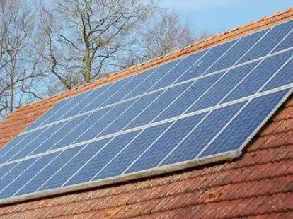 Photovoltaik auf einem Dach in der Gemeinde Hatten. Die Gr&uuml;nen sehen bei dieser Form der Energiegewinnung noch viel Potenzial.