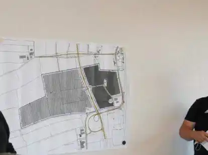 Sascha Helmerichs (links) und Thomas Tietjen erl&auml;uterten dem Rat ihre Pl&auml;ne f&uuml;r die Fl&auml;chen-Photovoltaikanlage in S&uuml;rw&uuml;rden.