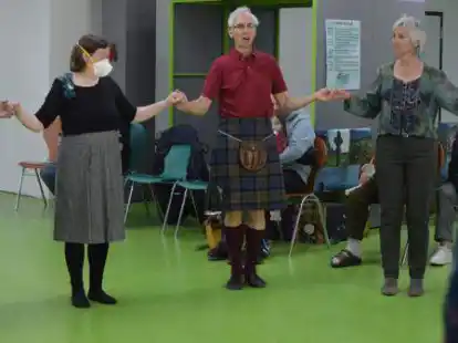 Zeigt die richtigen Tanzschritte: &bdquo;Scottish Dance&ldquo;-Anleiter Martin McWilliam (Mitte) beim Familientag in der Peter-Ustinov-Schule.