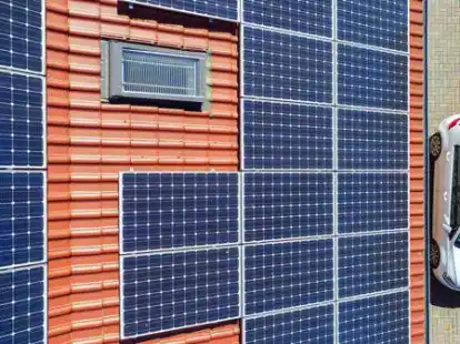 Eine Photovoltaikanlage auf einem Eigenheim: Das soll in Oldenburg bald auf viel mehr D&auml;chern die Regel sein.