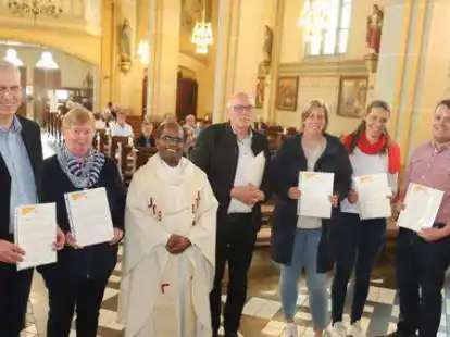 Auch die Mitglieder des Gemeindeausschusses St. Jakobus Ramsloh erhielten  ihre Berufungsurkunden (v.li.):  Christian Wellenbrock,  Judith Nagel, Pfarrer  Asirvatham Rajendran. Georg Pugge,  Daniela Willer, Marianne Vieweg und Werner Stavermann.