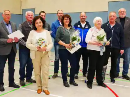 Ehrungen beim TuS Oestringen (von links): Gerold Th&uuml;mler, Harry Laurinat, Sally Gangawidjaja, Michael Garbis, Arno Eckhoff, Britta J&uuml;rgens, Dirk Frerichs, Hella M&uuml;hlinghaus Karl-Heinz Adolph (1. Vorsitzender TuS) und als Vertreter der Stadt der stellvertretende B&uuml;rgermeister Wolfgang Ottens.